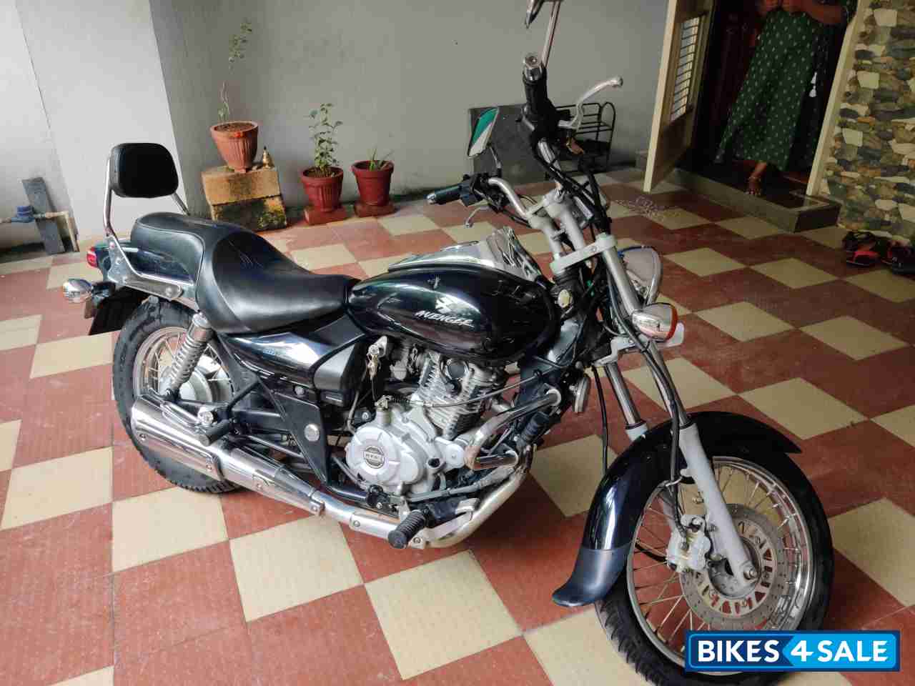 Black Bajaj Avenger 220 DTS-i