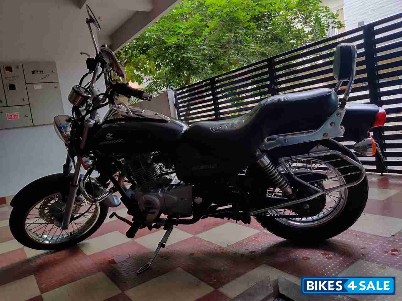 Black Bajaj Avenger 220 DTS-i