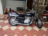 Black Bajaj Avenger 220 DTS-i