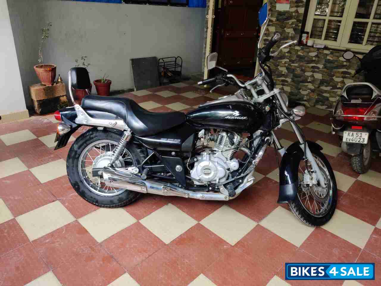 Black Bajaj Avenger 220 DTS-i