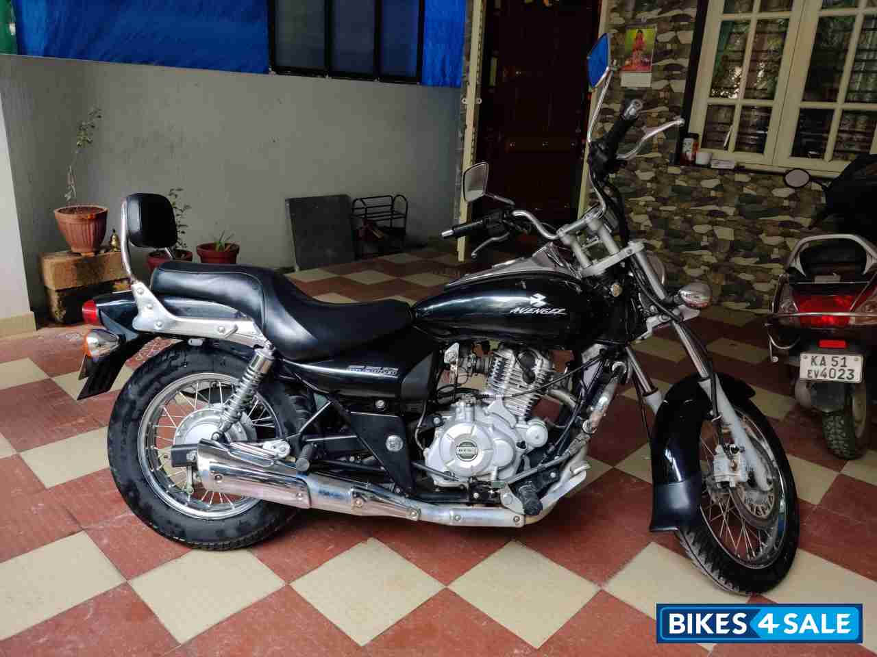 Black Bajaj Avenger 220 DTS-i