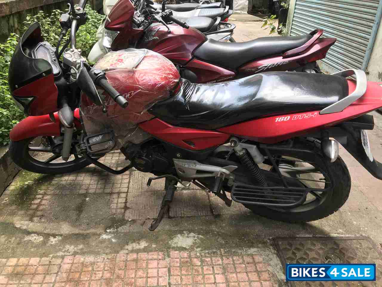 Red Bajaj Pulsar 180 DTSi