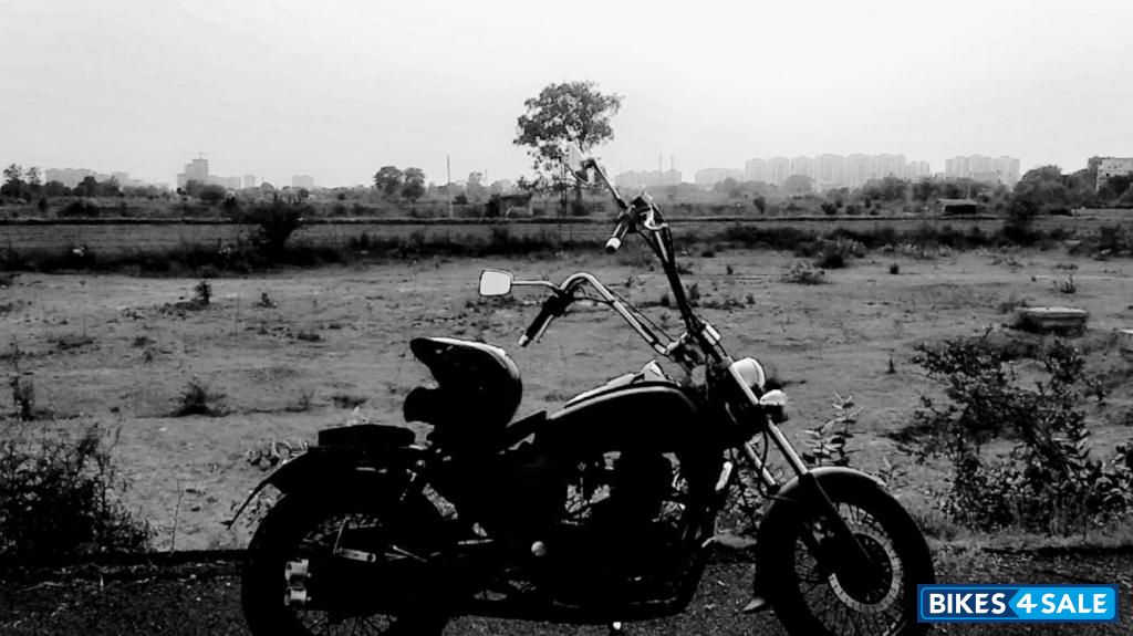 Black Bajaj Avenger 220 DTS-i