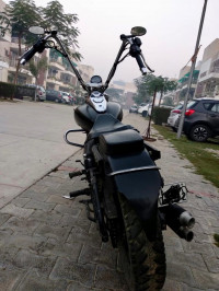 Black Bajaj Avenger 220 DTS-i