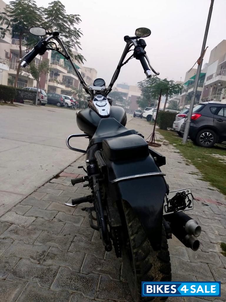 Black Bajaj Avenger 220 DTS-i