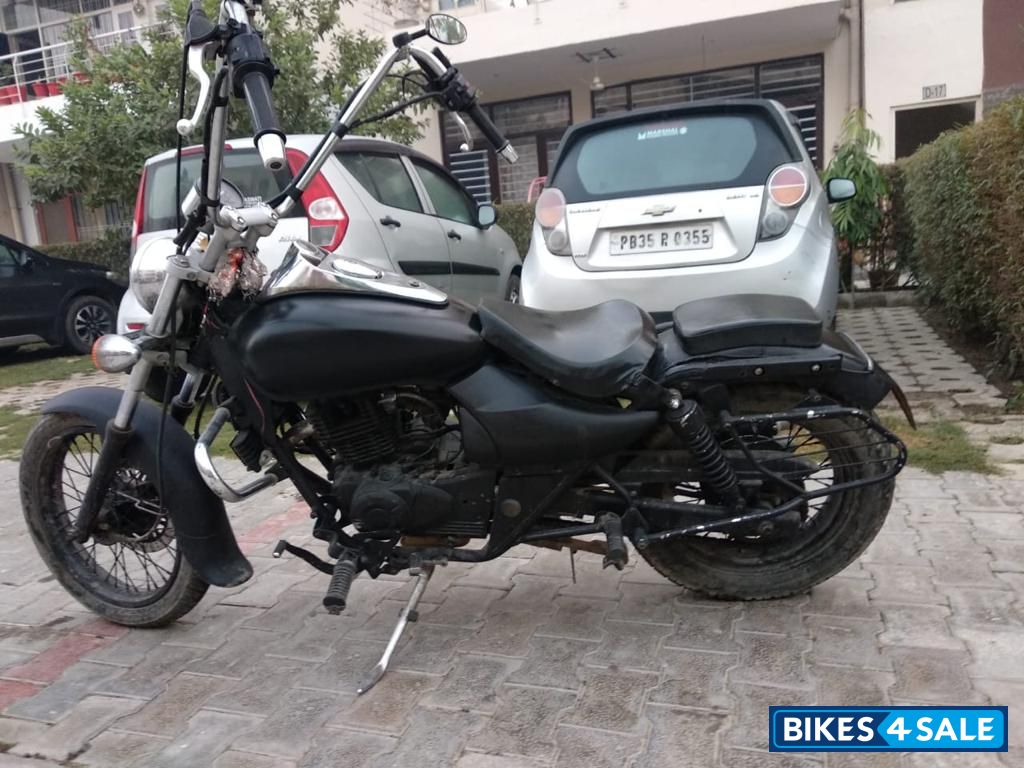 Black Bajaj Avenger 220 DTS-i