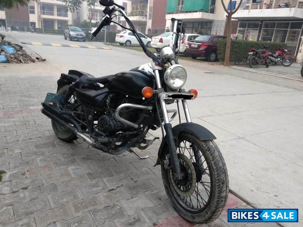 Black Bajaj Avenger 220 DTS-i