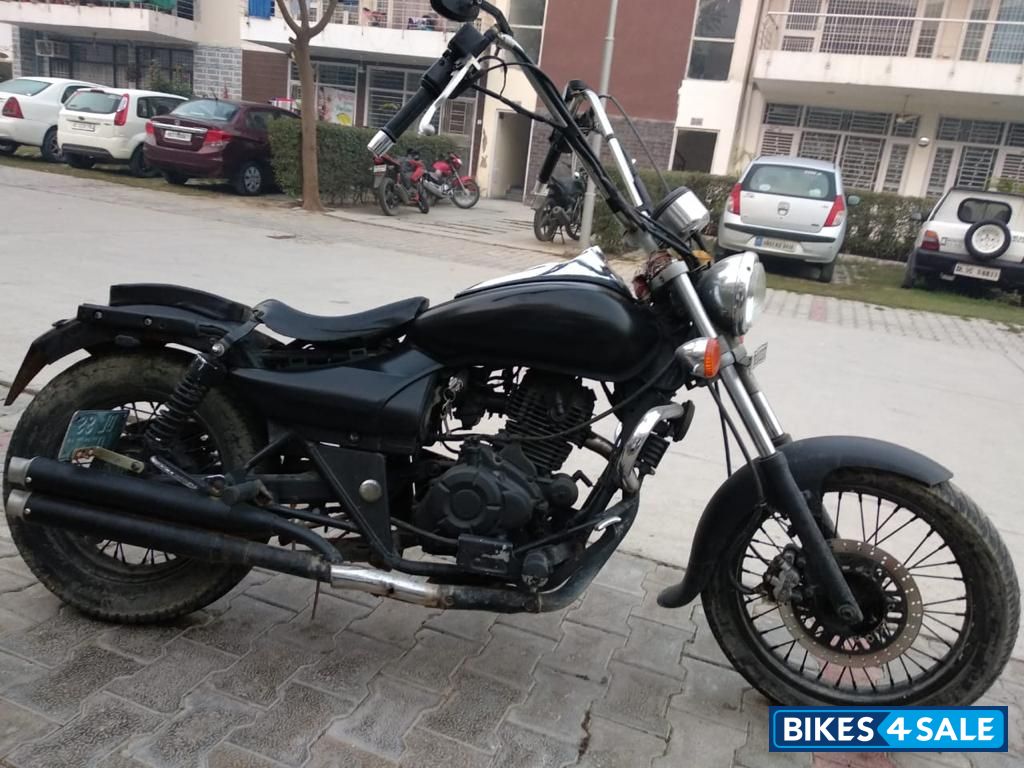 Black Bajaj Avenger 220 DTS-i