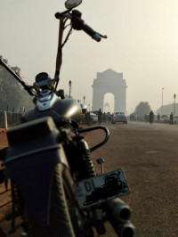 Black Bajaj Avenger 220 DTS-i