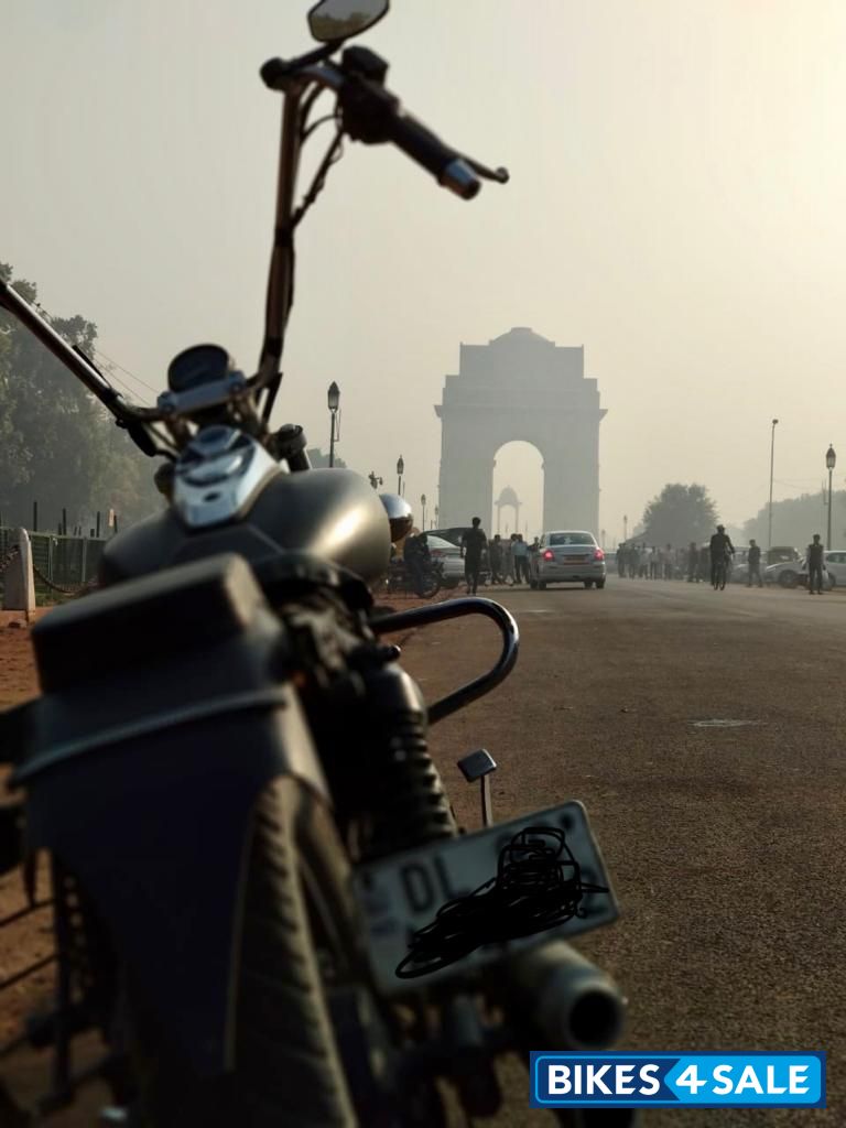 Black Bajaj Avenger 220 DTS-i