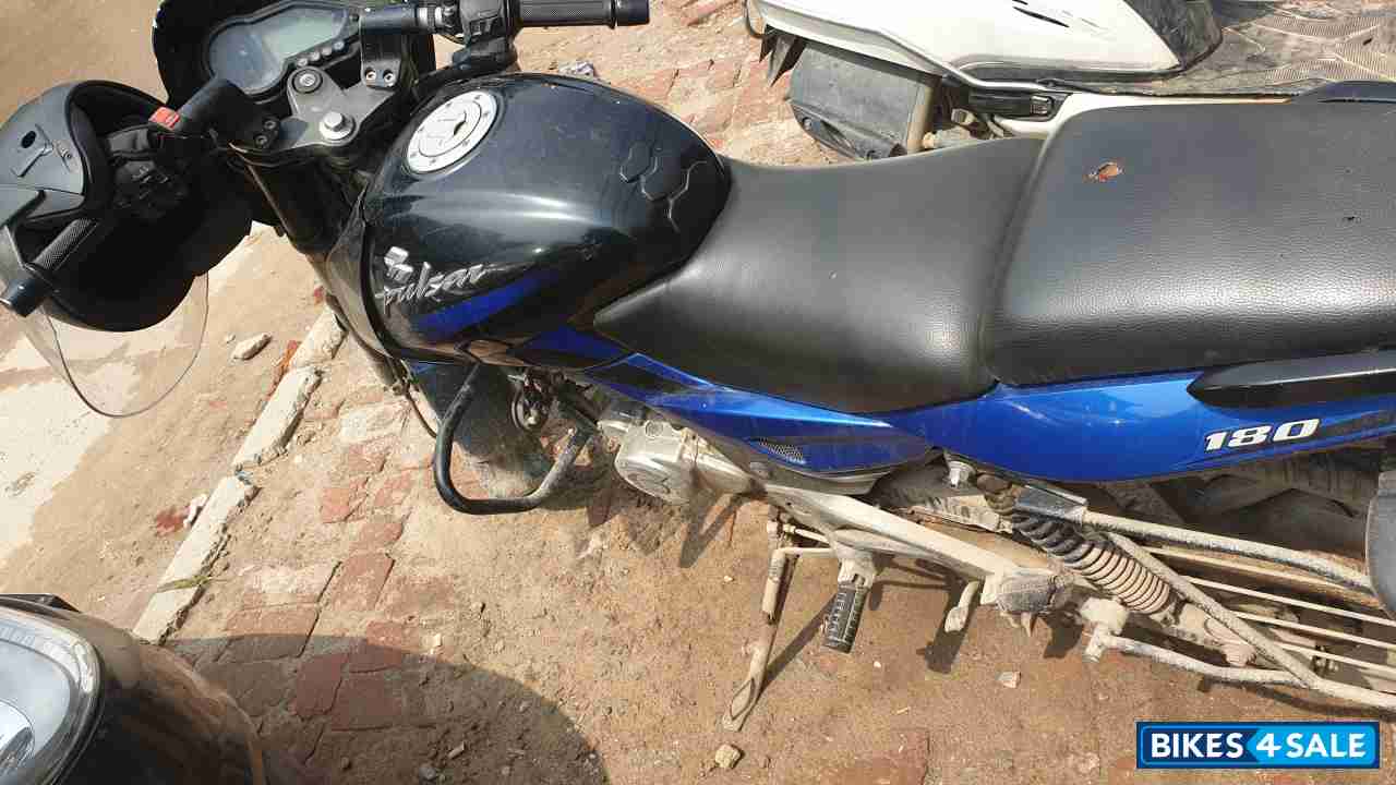 Blue Bajaj Pulsar 180 DTSi