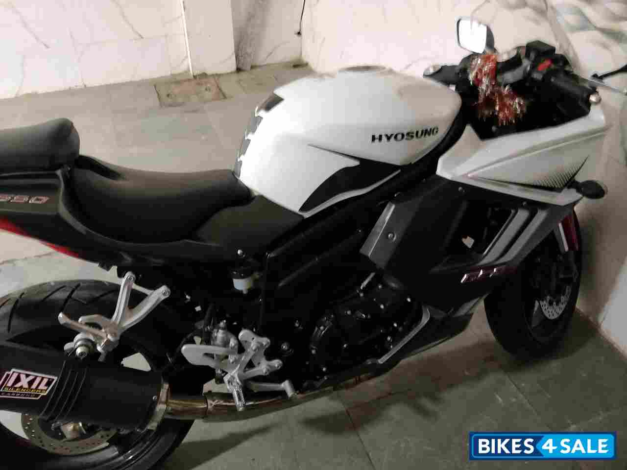 White Hyosung GT650R White Hyosung GT650R