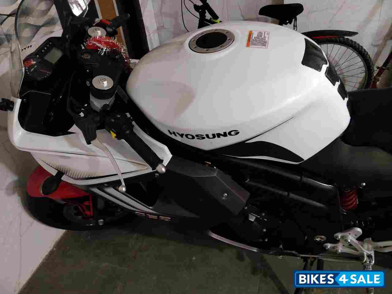 White Hyosung GT650R White Hyosung GT650R