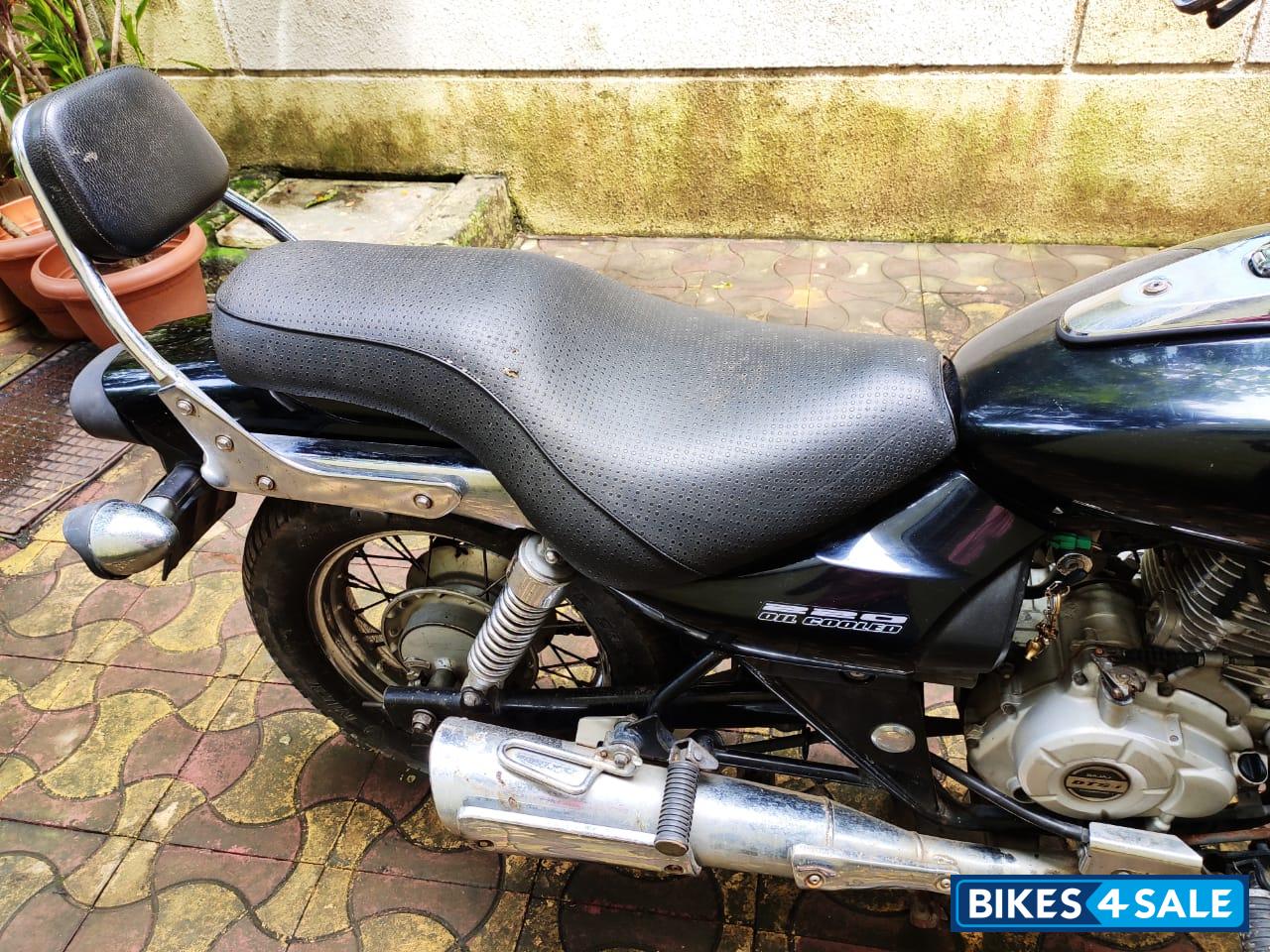 Black Bajaj Avenger 220 DTS-i