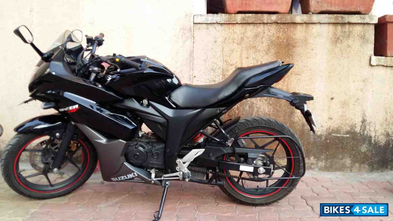 Black Suzuki Gixxer SF