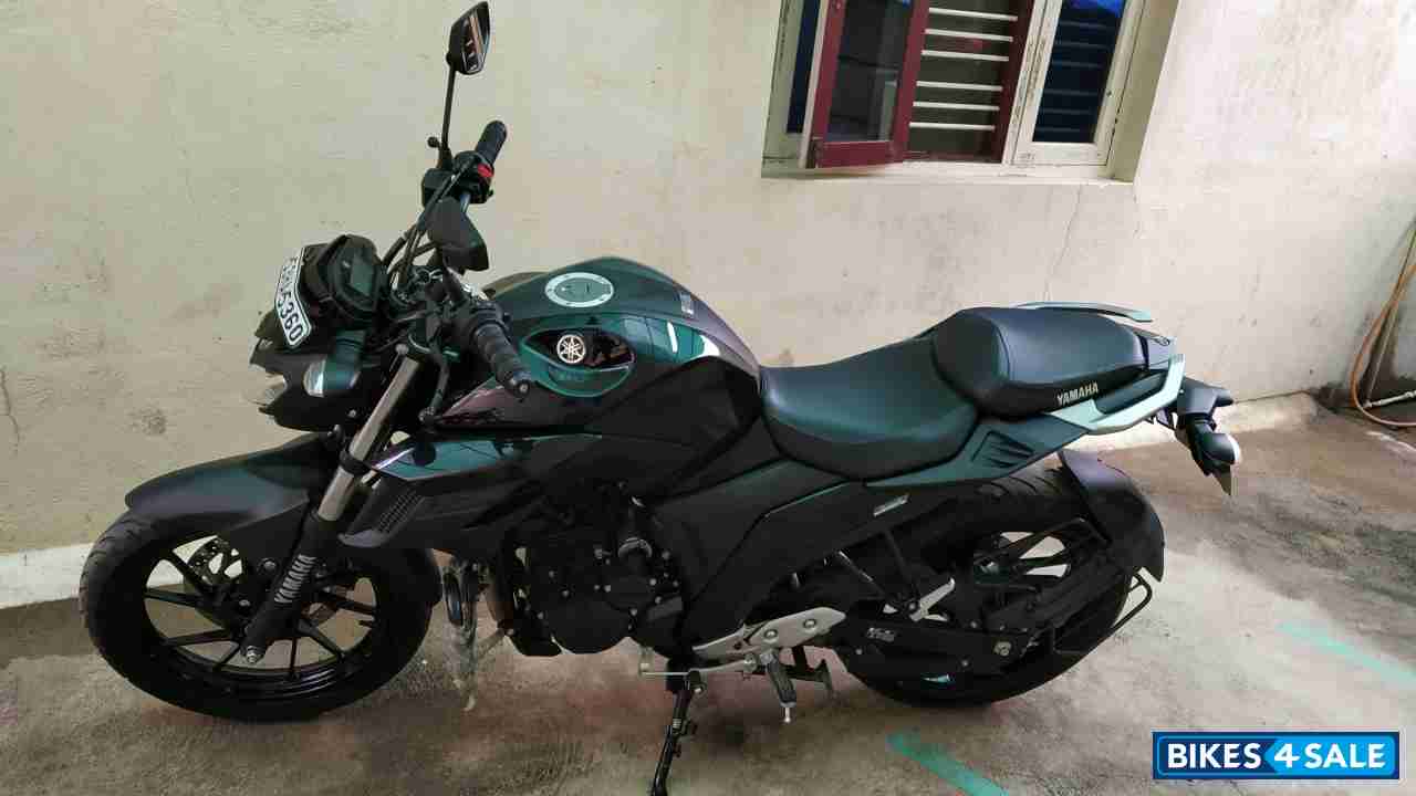 Black Yamaha FZ25
