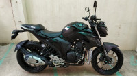 Black Yamaha FZ25