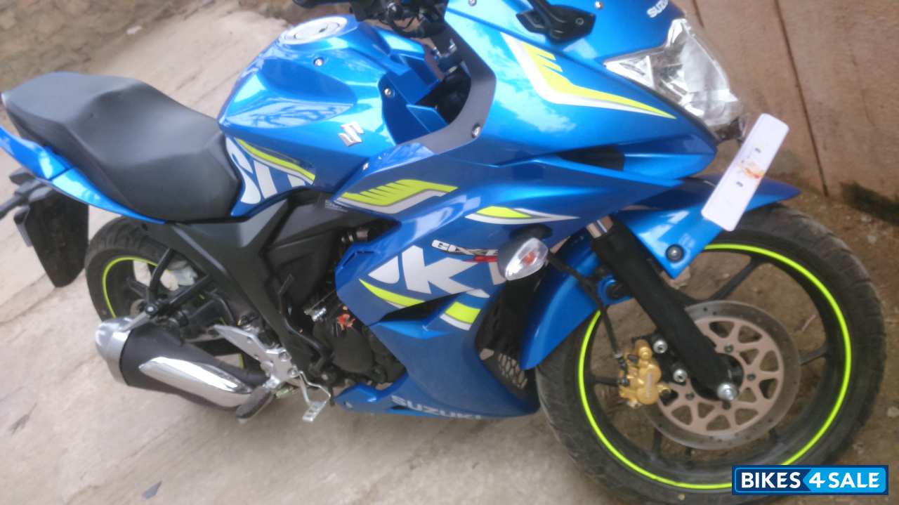 Blue Suzuki Gixxer SF