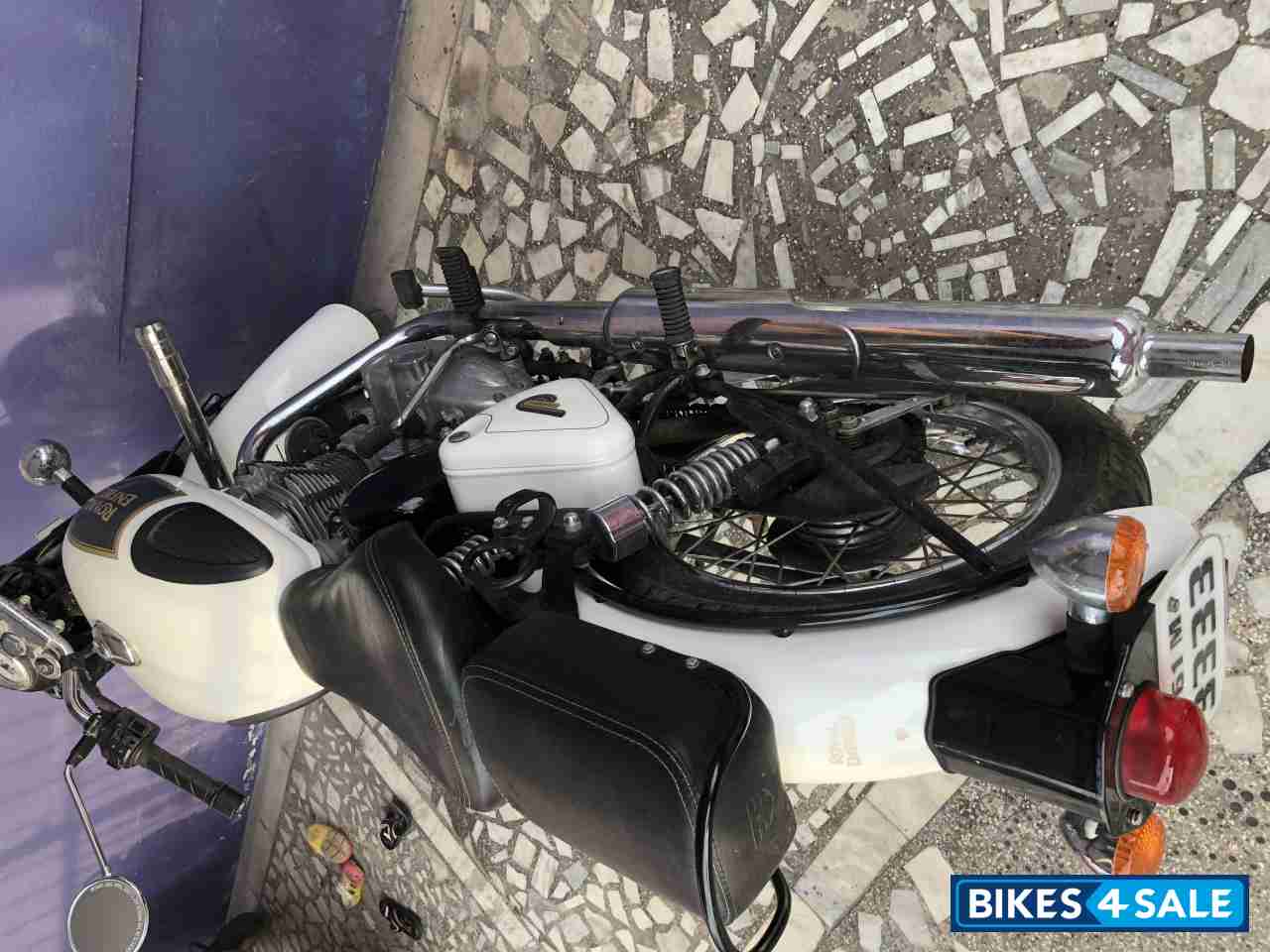 White Royal Enfield Classic 350 White Royal Enfield Classic 350