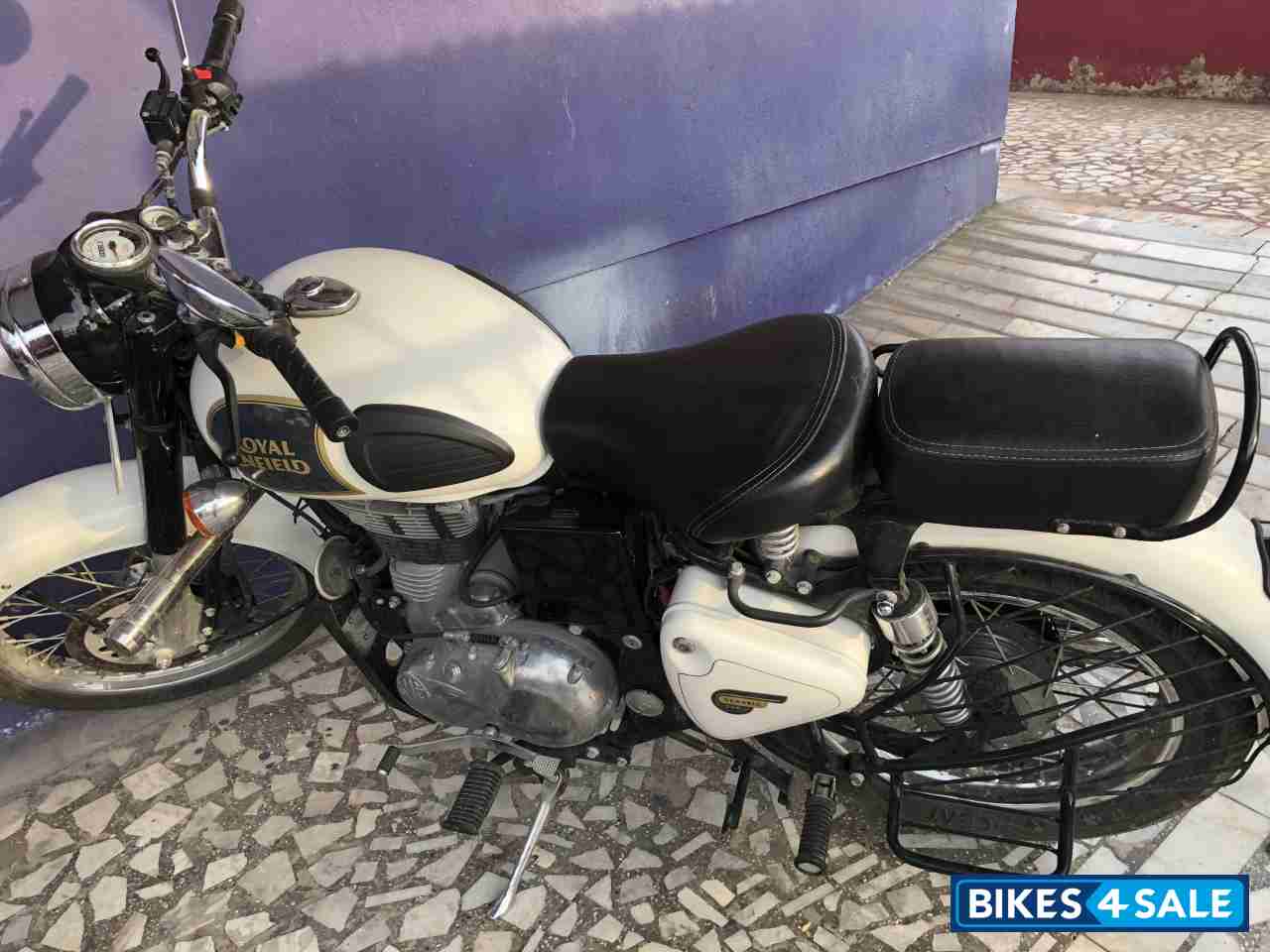 White Royal Enfield Classic 350 White Royal Enfield Classic 350