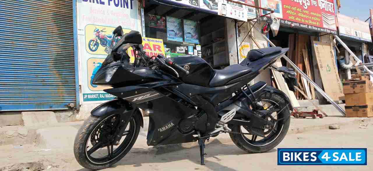 Midnight Black Yamaha YZF R15 V2