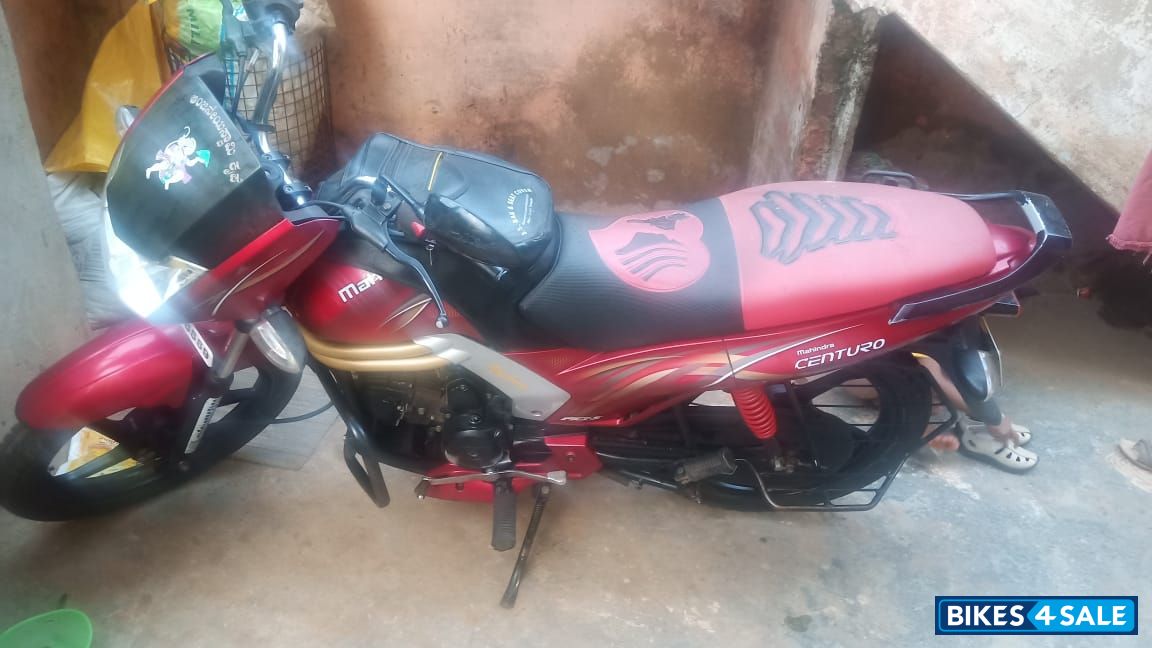 Red Mahindra Centuro