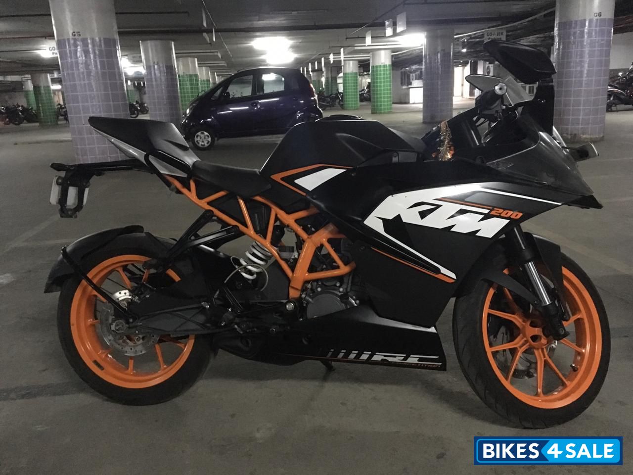 Black KTM RC 200