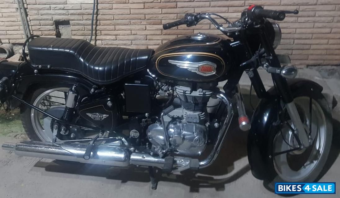 Black Royal Enfield Bullet Standard 350