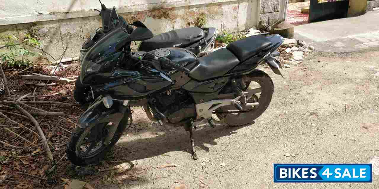 Black Bajaj Pulsar 220F