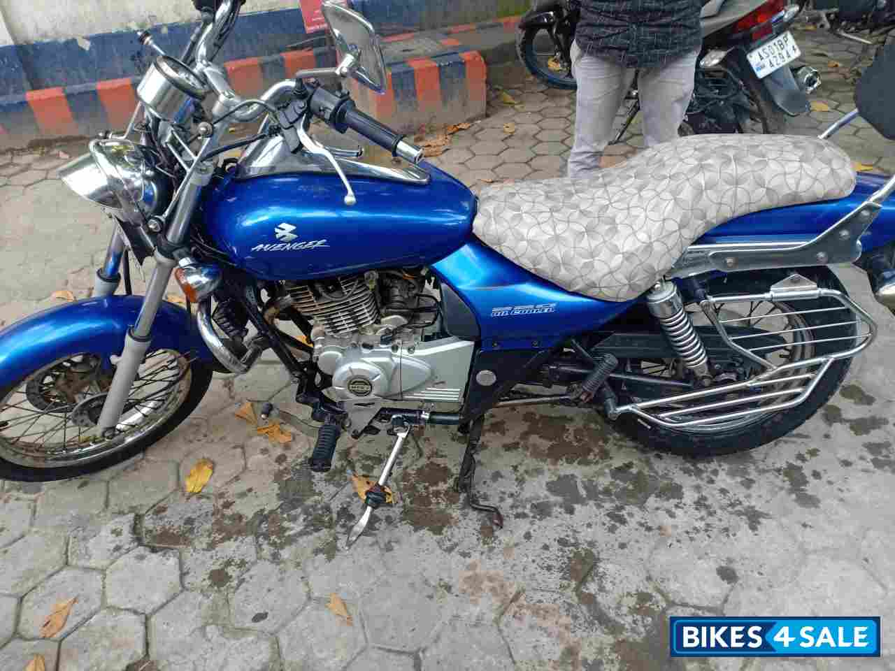 Blue Bajaj Avenger 220 DTS-i Blue Bajaj Avenger 220 DTS-i