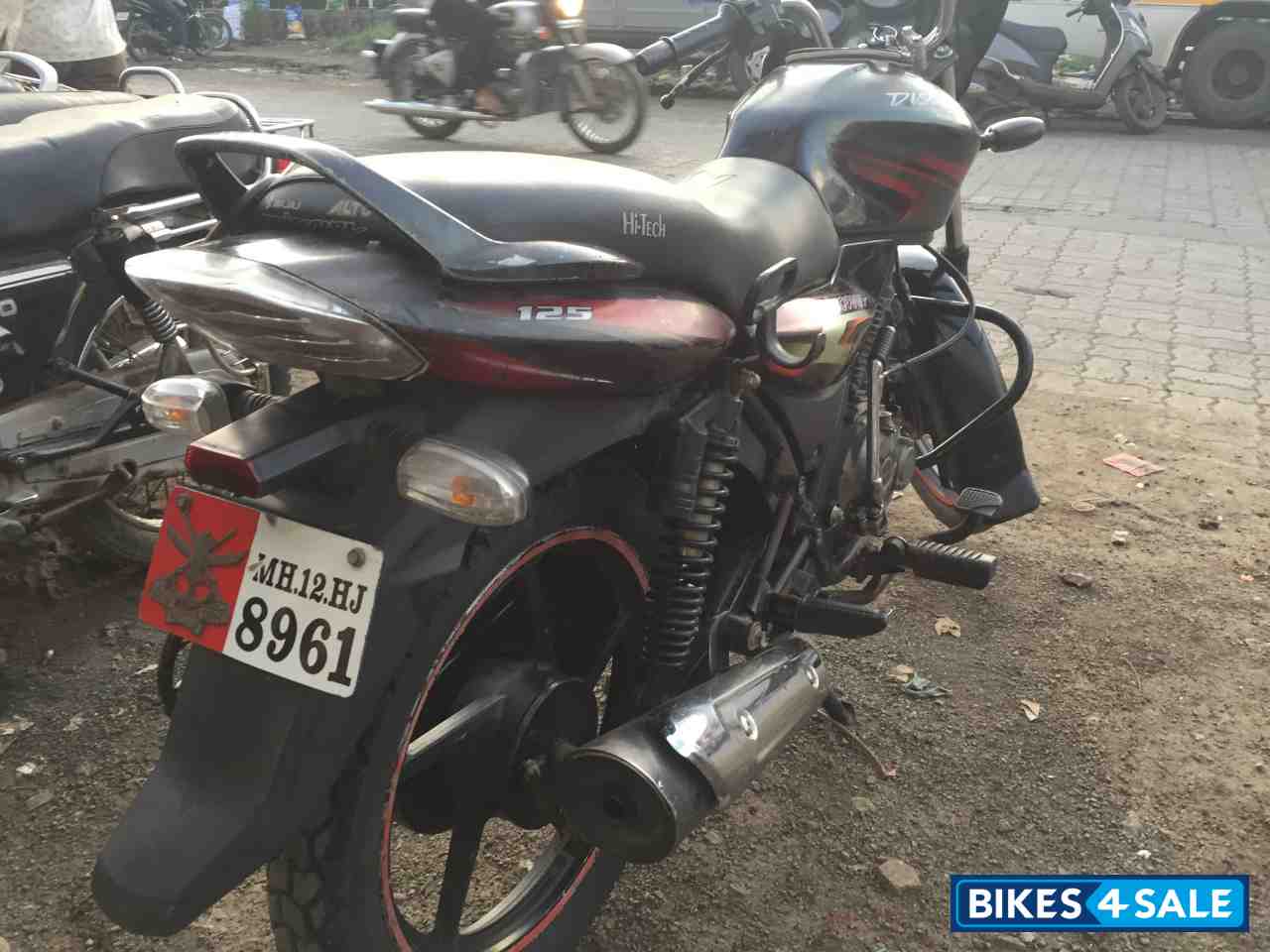 Black & Rad Bajaj Discover 125