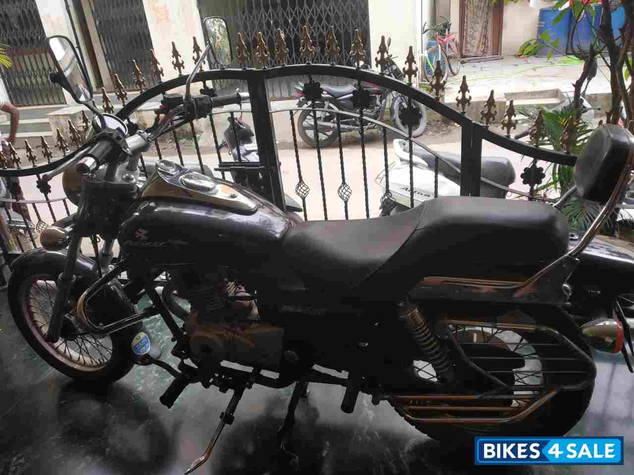 Bajaj Avenger 200 DTS-i
