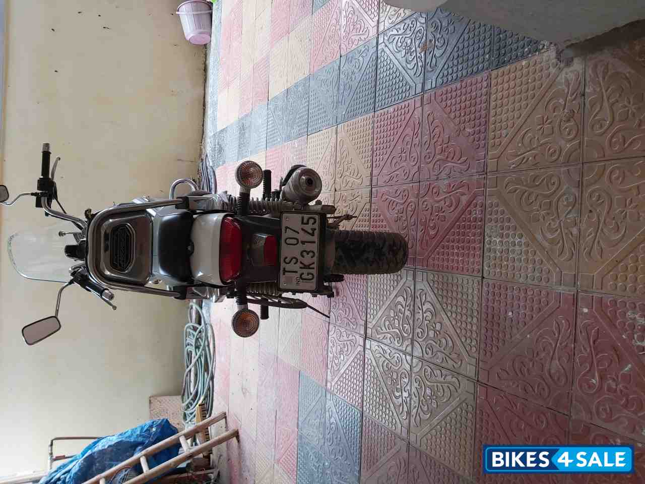 White Bajaj Avenger Cruise 220