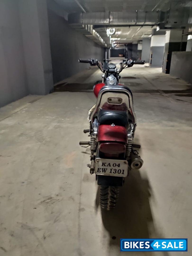 Red Bajaj Avenger 200 DTS-i