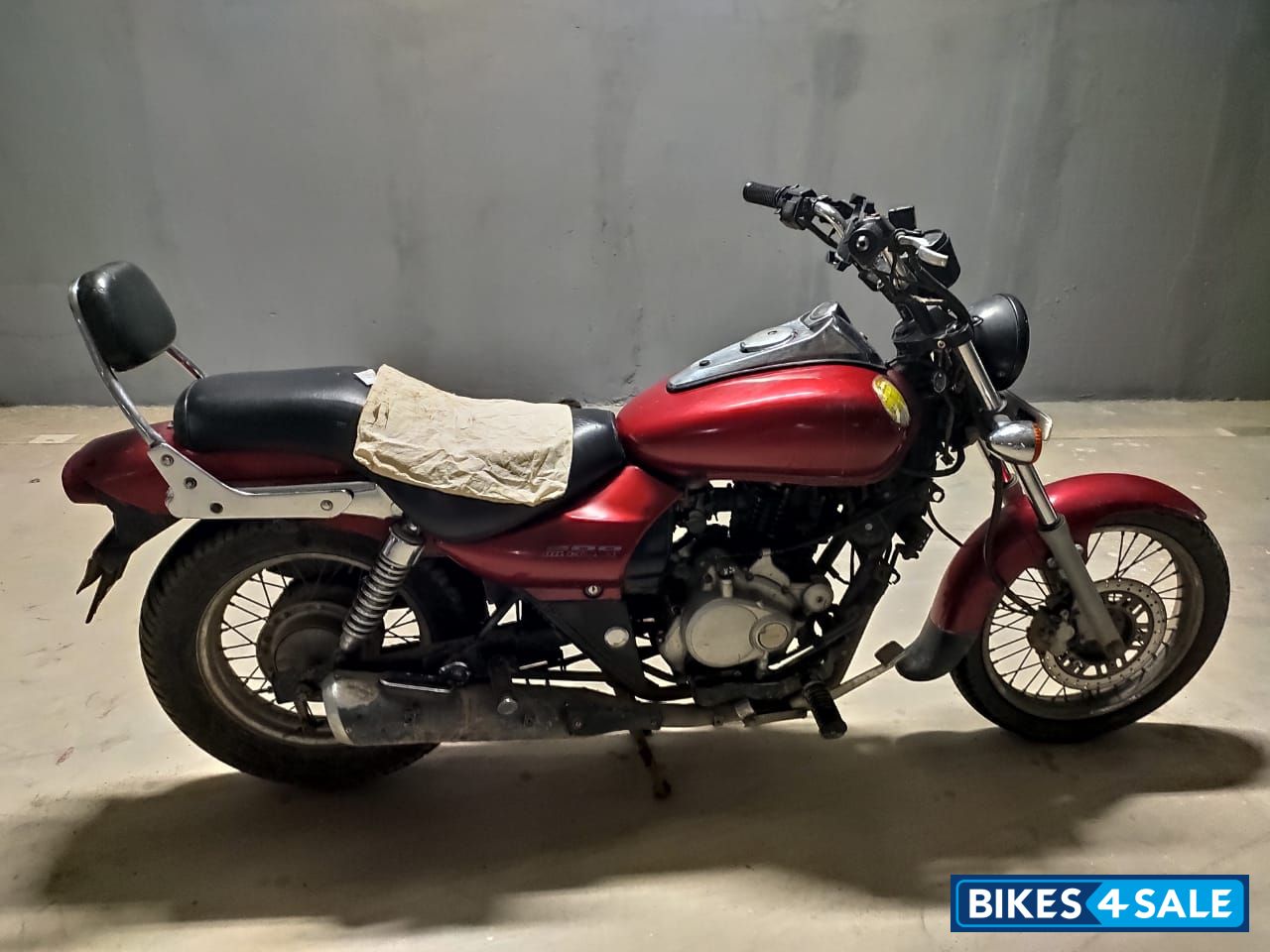Red Bajaj Avenger 200 DTS-i