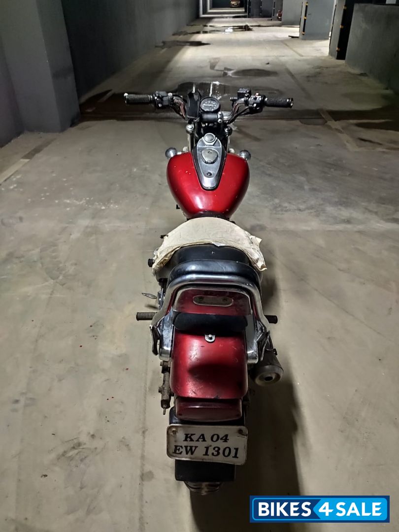 Red Bajaj Avenger 200 DTS-i