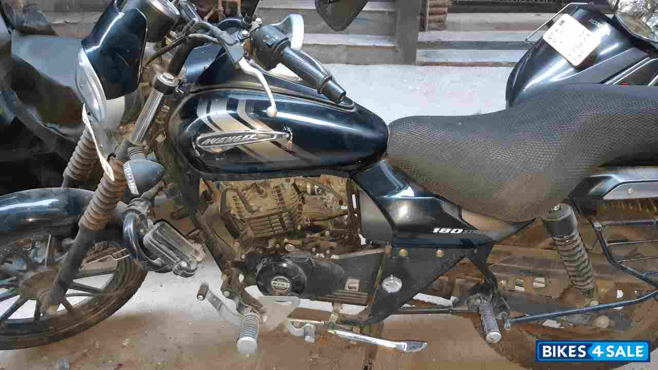 Black Bajaj Avenger 180 DTS-i