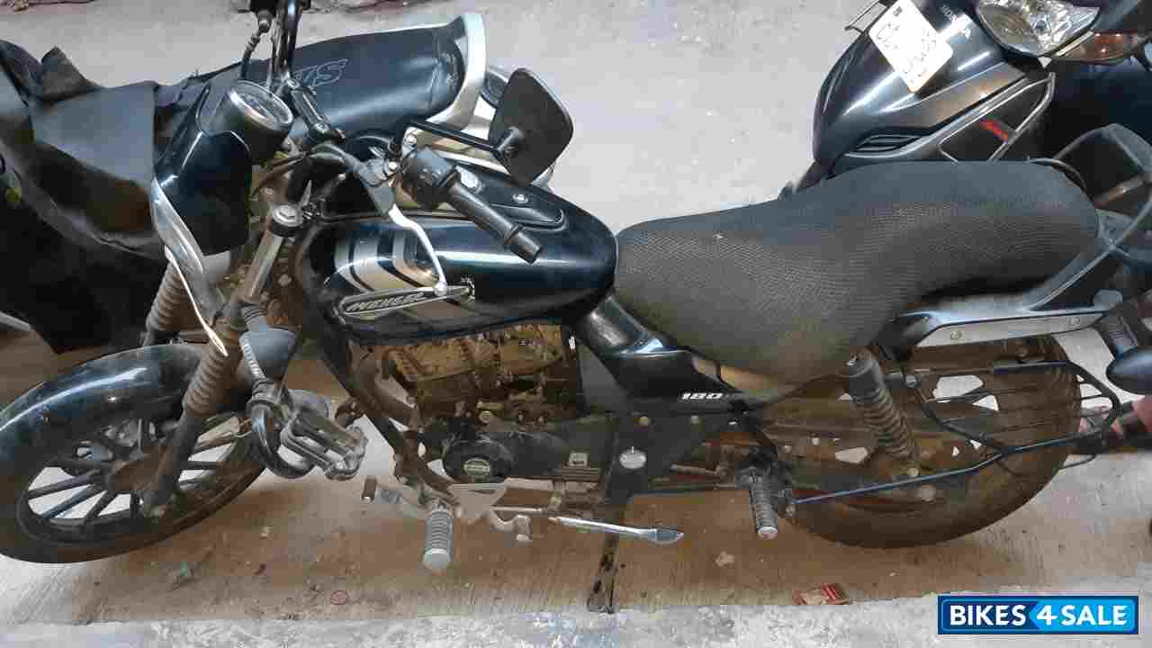 Black Bajaj Avenger 180 DTS-i