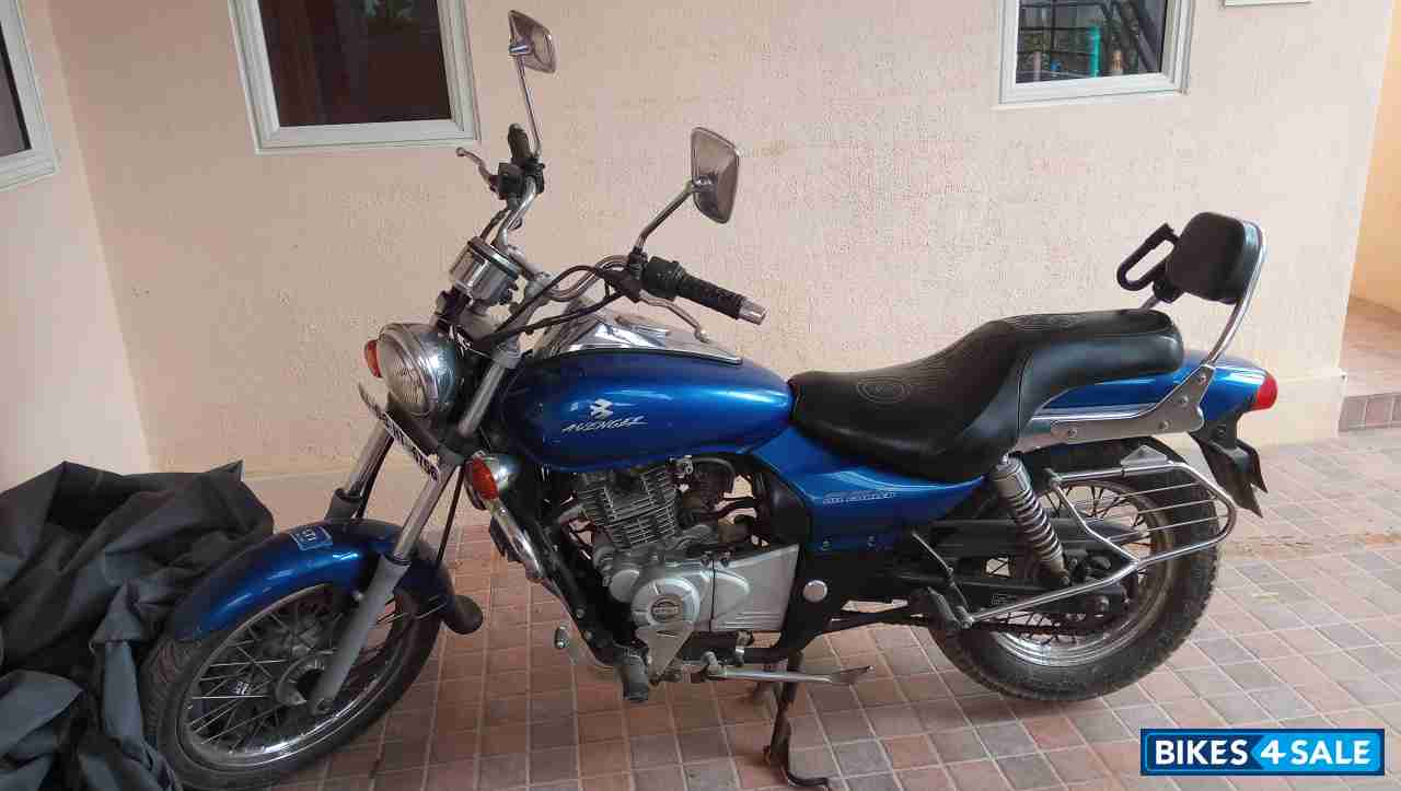 Blue Bajaj Avenger 220 DTS-i Blue Bajaj Avenger 220 DTS-i