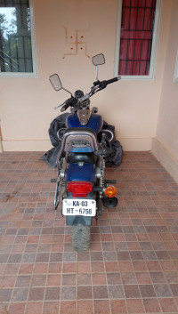 Blue Bajaj Avenger 220 DTS-i