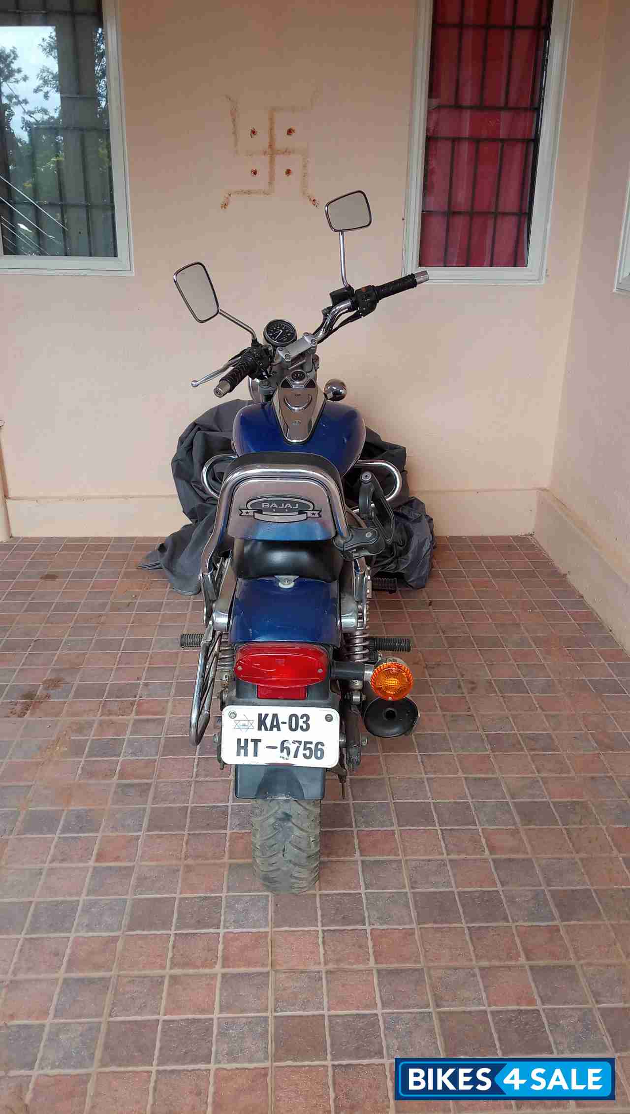 Blue Bajaj Avenger 220 DTS-i Blue Bajaj Avenger 220 DTS-i