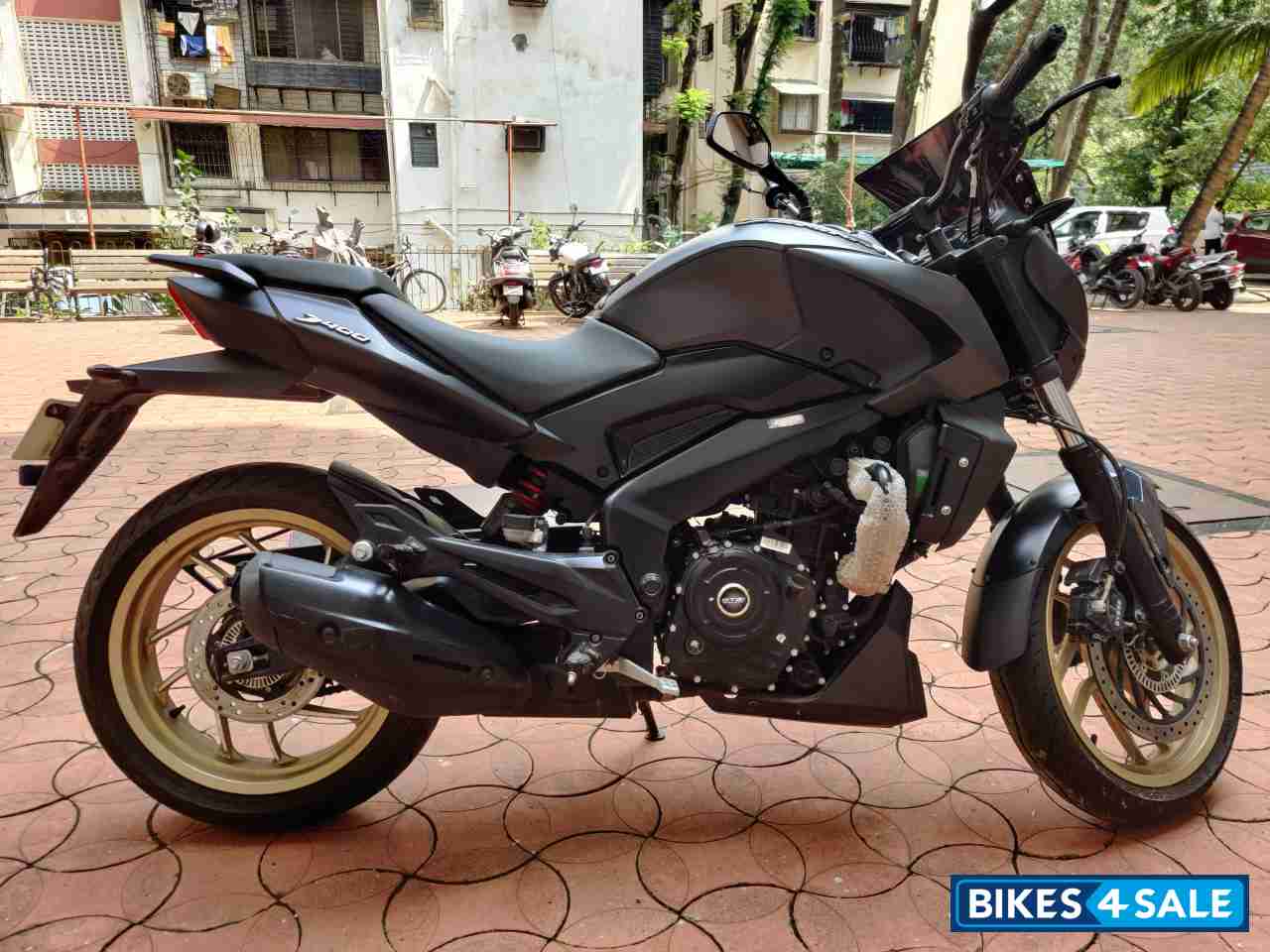 Matte Black Bajaj Dominar 400