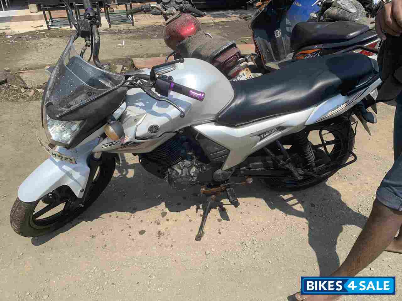 Shining White Yamaha SZ-R