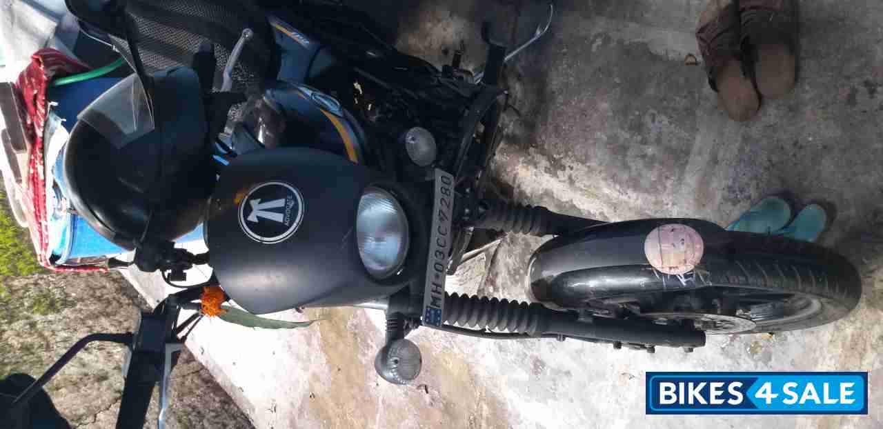 Blue Bajaj Avenger Street 150