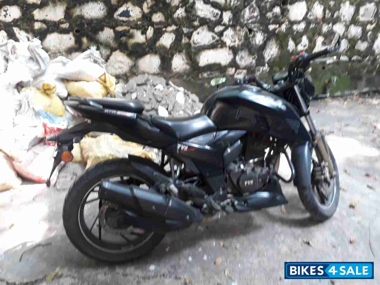 Matt Black TVS Apache RTR 200 4V