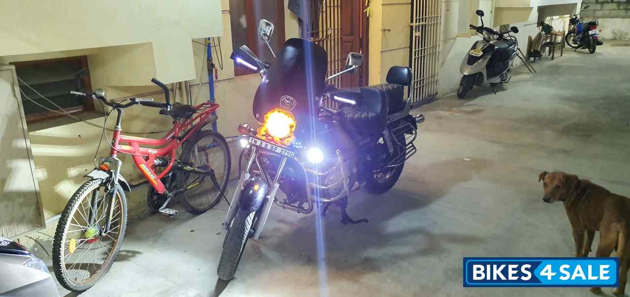 Black Bajaj Avenger 220 DTS-i