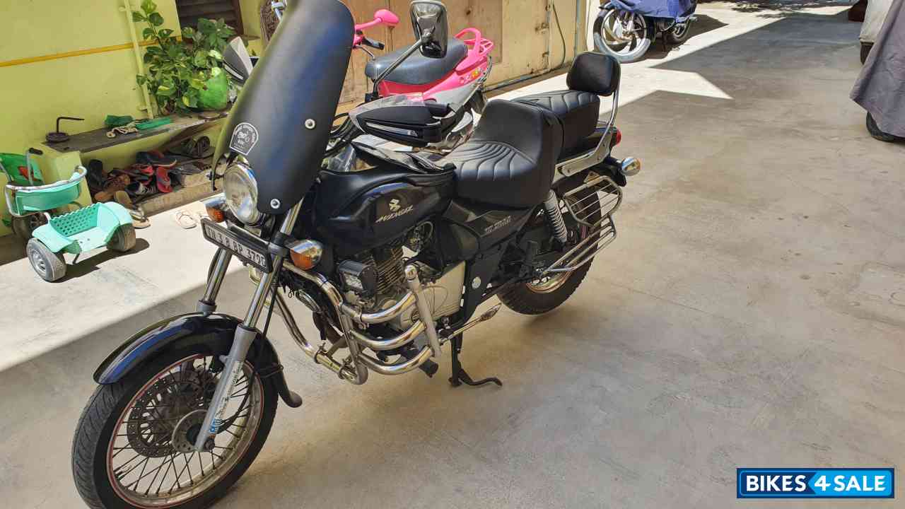 Black Bajaj Avenger 220 DTS-i