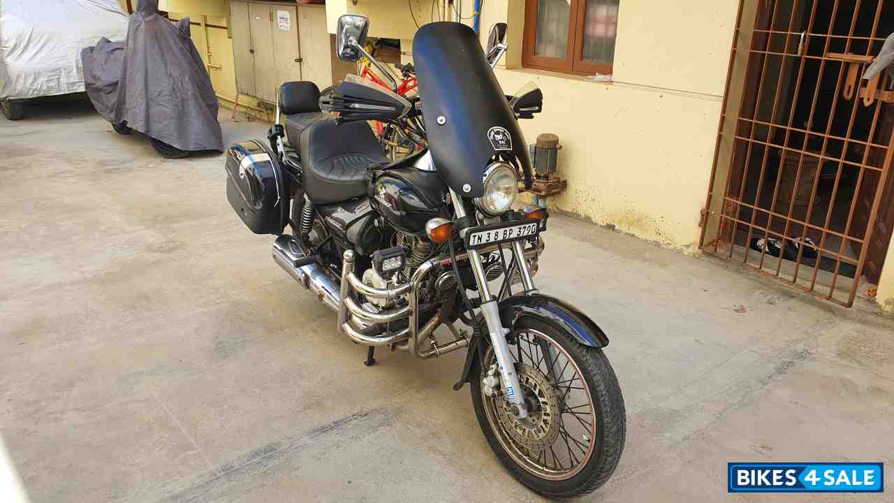 Black Bajaj Avenger 220 DTS-i