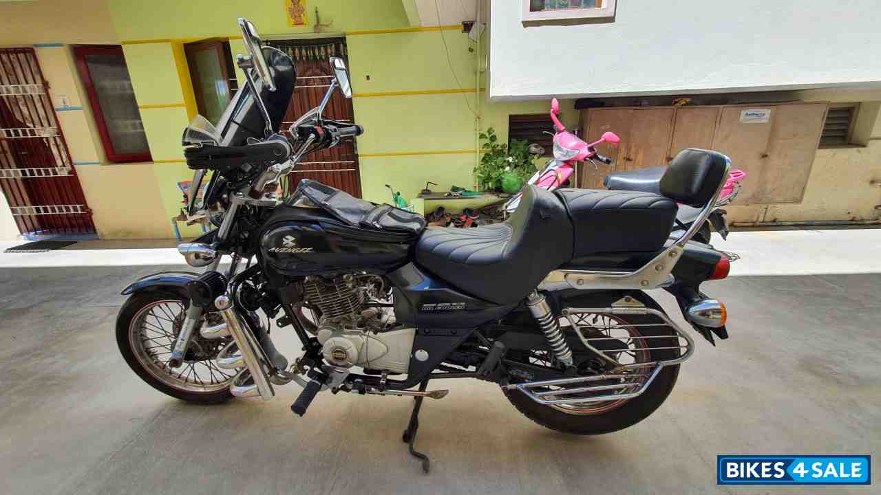 Black Bajaj Avenger 220 DTS-i