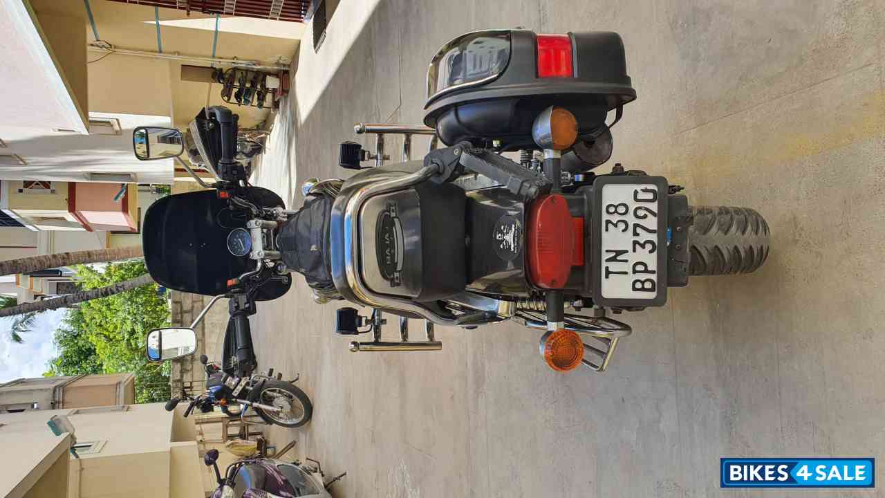Black Bajaj Avenger 220 DTS-i